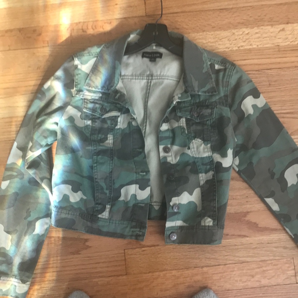 Short camaflouge jacket